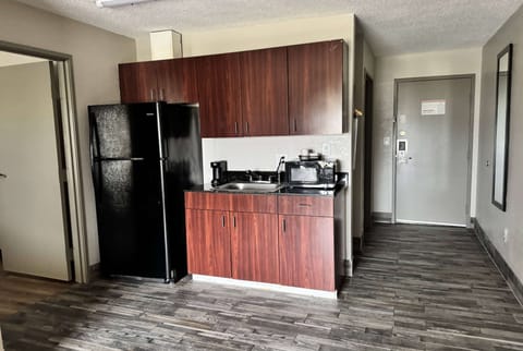 Suite, 1 King Bed, Non Smoking (1 Bedroom) | Egyptian cotton sheets, premium bedding, pillowtop beds, in-room safe