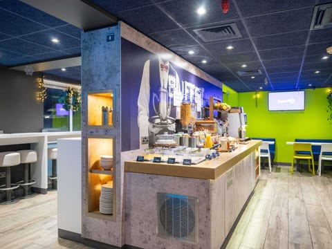 Daily buffet breakfast (GBP 8.5 per person)