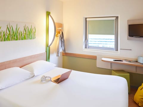 Desk, free WiFi, bed sheets