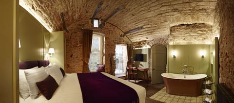 Townhouse Apartment | Egyptian cotton sheets, hypo-allergenic bedding, in-room safe