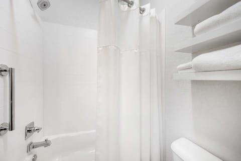 Combined shower/tub, free toiletries, hair dryer, towels