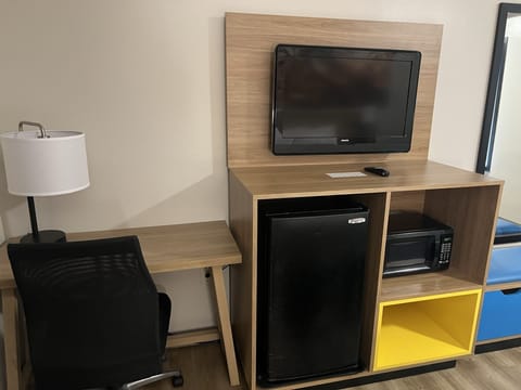 Standard Room, 1 King Bed, Accessible | Desk, blackout drapes, free cribs/infant beds, rollaway beds