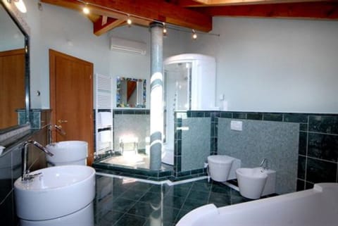 Suite | Bathroom | Shower, hair dryer, bidet, towels