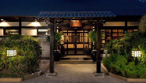 8 restaurants; breakfast, lunch, and dinner served