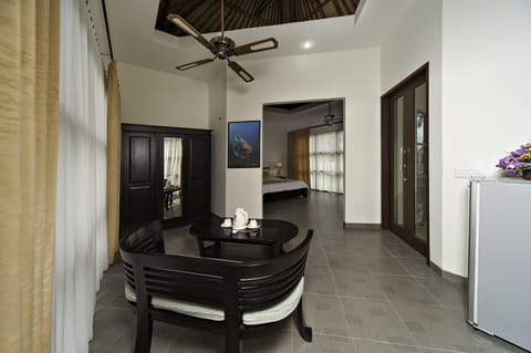 Deluxe Cottage | Living area | 32-inch LED TV with satellite channels, TV, DVD player