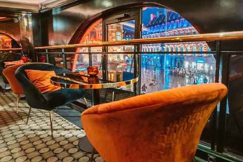 2 bars/lounges, piano bar, cocktail bar