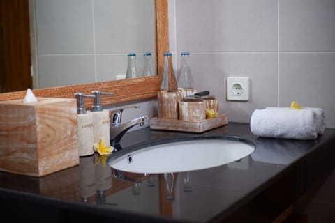 Deluxe Room, Balcony, Garden View | Bathroom | Shower, free toiletries, hair dryer, towels