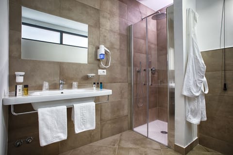 Standard Double Room | Bathroom shower