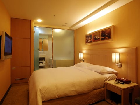 Business Room, 1 Queen Bed | Minibar, in-room safe, desk, iron/ironing board