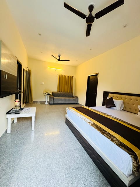 2 bedrooms, premium bedding, minibar, in-room safe