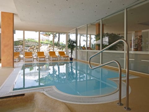 Indoor pool, sun loungers