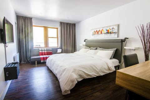 Classic Suite, 1 King Bed with Sofa bed | Living area | LCD TV
