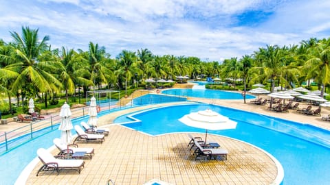 Outdoor pool, pool umbrellas, sun loungers