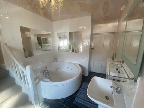 Suite | Iron/ironing board, free WiFi, bed sheets