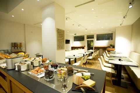 Buffet breakfast for a fee on weekdays