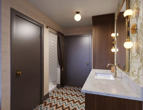 Shower, rainfall showerhead, free toiletries, hair dryer