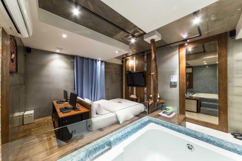 Premium (No parking) | Desk, soundproofing, free WiFi