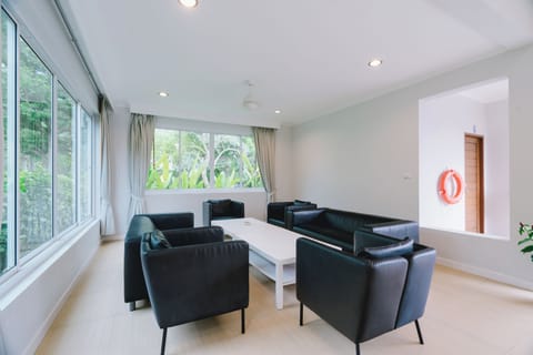 Family Villa | Living area | 32-inch Smart TV with digital channels