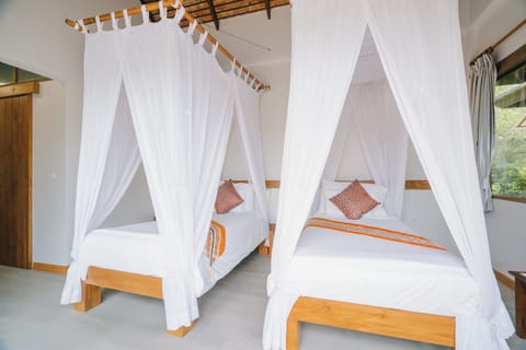 Minibar, in-room safe, desk, free WiFi