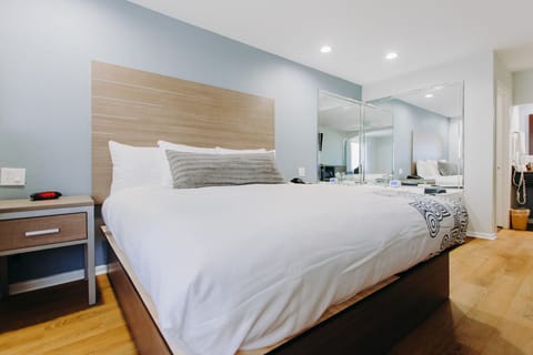 Room, 1 King Bed, Non Smoking, Jetted Tub | Premium bedding, desk, iron/ironing board, free WiFi