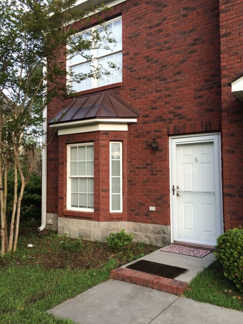 End unit, private entrance, sunny and bright!