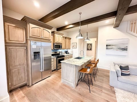 Fully Stocked, Gourmet Kitchen w. Gas Cook top, Lrg Fridge & Microwavep,