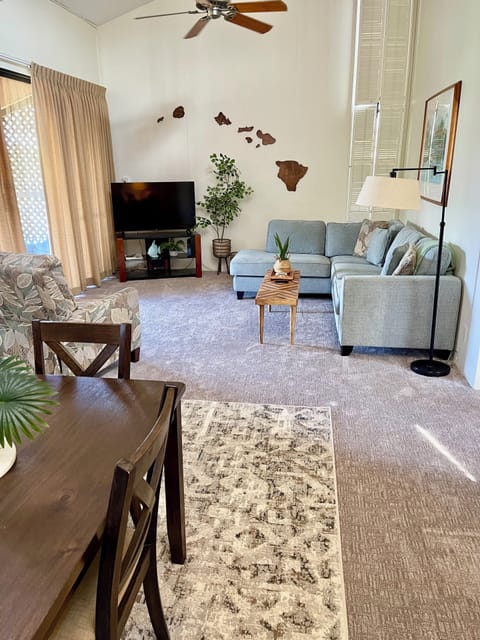 Living room, freshly updated new unit carpet.