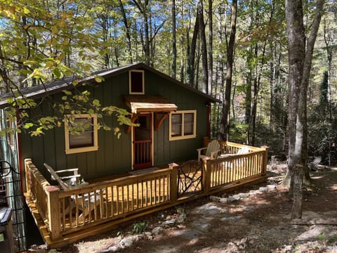 Tuckaway cabin is nestled in the mountainside within Cashiers, N.C. 
