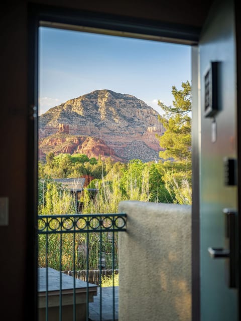 Panoramic Sedona King Suite | Premium bedding, in-room safe, desk, blackout drapes