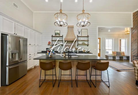 Gather around the heart of the home with your favorite people. This kitchen is perfect for cooking up memories