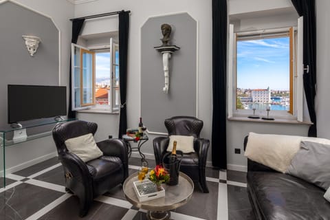 Panoramic Apartment | Bathroom | Shower, free toiletries, hair dryer, towels
