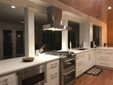 Recently updated kitchen with all the amenities