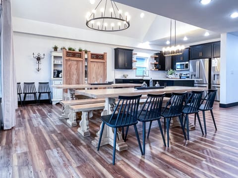 Main level dining area with ample seating