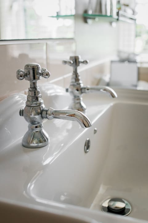 Combined shower/tub, free toiletries, hair dryer, towels