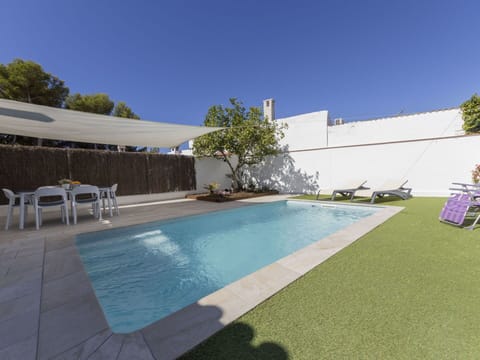 Swimming Pool, Property, Real Estate, Garden, Azure, Tile, Aqua, Backyard, Shade, Outdoor Furniture