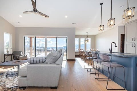Enjoy the open, airy living space, with stunning mountain views!