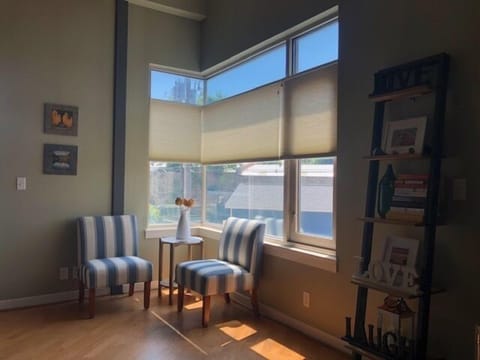 Sitting Area - Sitting area in Living Room perfect for reading a book with a great view