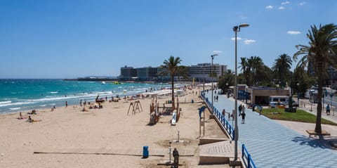 Beach nearby, 20 beach bars