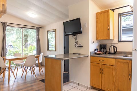 Classic Cabin, 1 Bedroom, Fireplace | Private kitchen | Coffee/tea maker, electric kettle