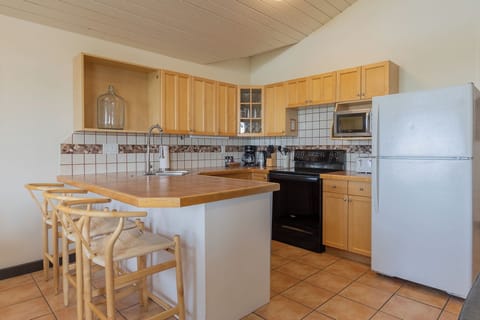 Classic Cabin, 3 Bedrooms, Hot Tub, Beachfront | Private kitchen | Coffee/tea maker, electric kettle