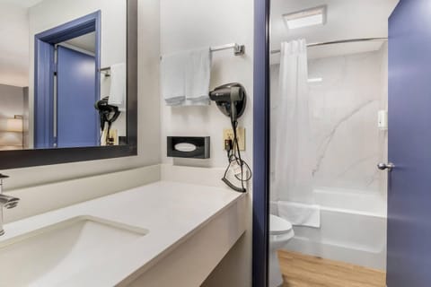 Combined shower/tub, deep soaking tub, free toiletries, hair dryer