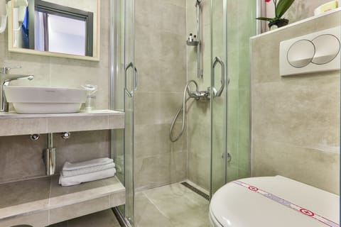 Superior Single Room | Bathroom | Rainfall showerhead, free toiletries, hair dryer, bathrobes