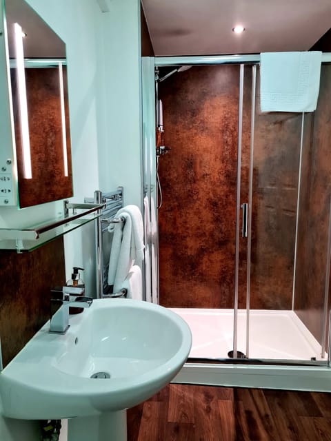 Double Room (Kingsize room) | Individually decorated, individually furnished, blackout drapes