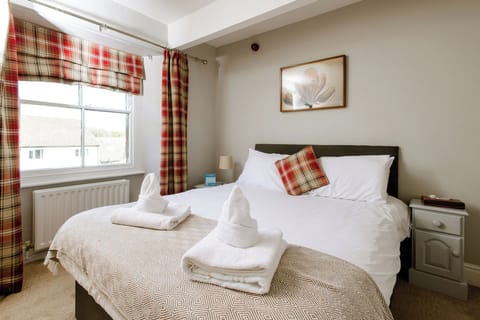 Double Room, Ensuite | Hypo-allergenic bedding, desk, iron/ironing board, free WiFi