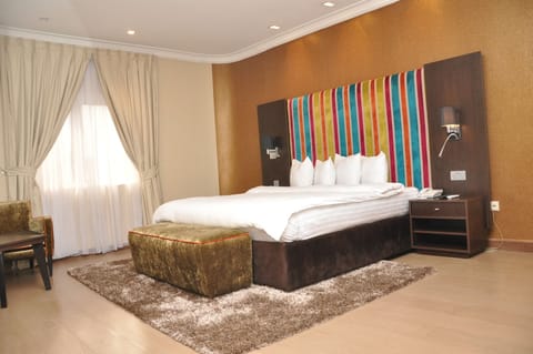 Executive Suite | In-room safe, individually decorated, individually furnished, desk