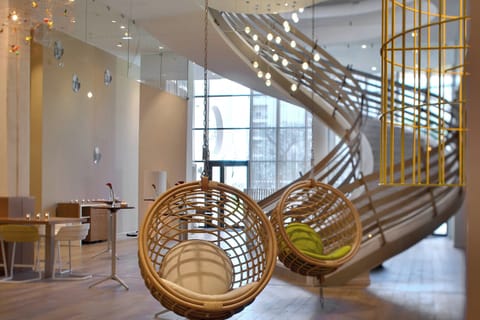 Serves lunch and dinner