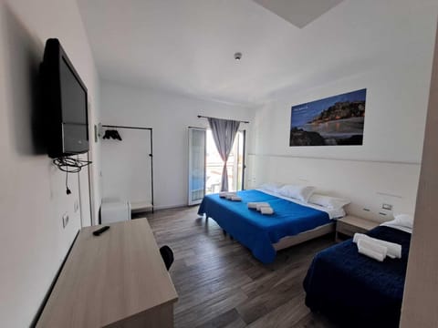 Triple Room | Hypo-allergenic bedding, travel crib, free WiFi, bed sheets
