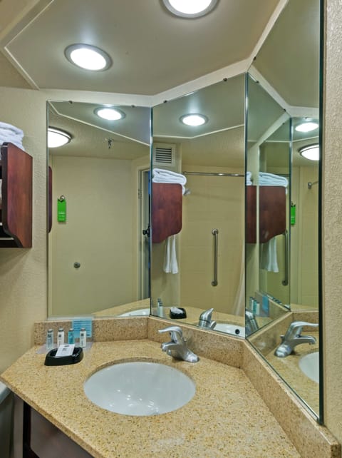 Combined shower/tub, hair dryer, towels