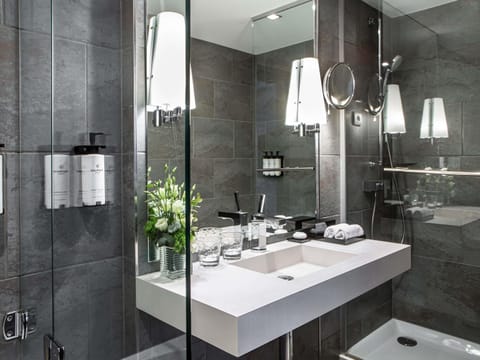 Junior Suite, 1 King Bed (1 coin salon) | Bathroom shower