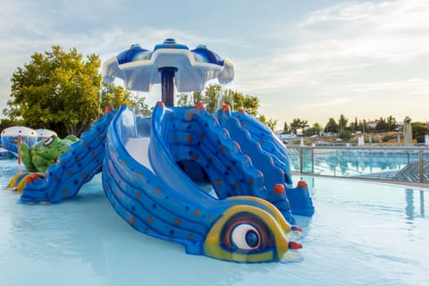 3 outdoor pools, open 10:00 AM to 5:30 PM, sun loungers
